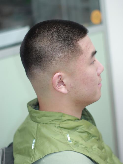 男士8款圆脸最适合短发_圆脸男选蓬松短发显帅气，拉长脸型显立体