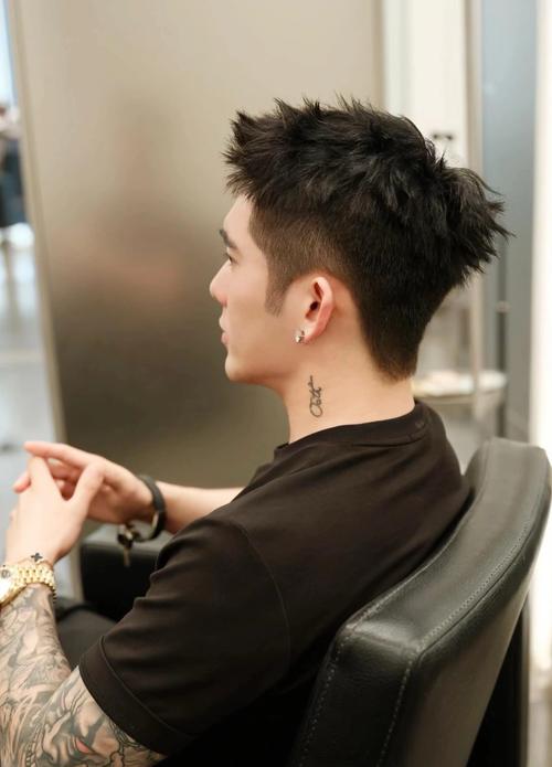 男生头尖额窄适合什么发型_刘海短发显脸小，修饰额头显精神