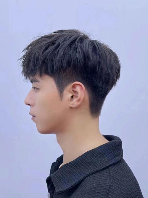 长圆脸适合什么发型男_侧分短发显平衡