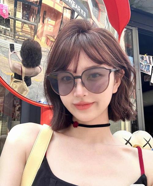 幼态圆形脸女生适合的甜酷短发_圆脸女孩甜美短发造型推荐