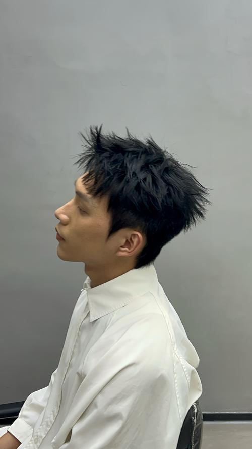 凸嘴适合什么发型男_侧分长发刘海修饰凸嘴，短发拉长更显柔和