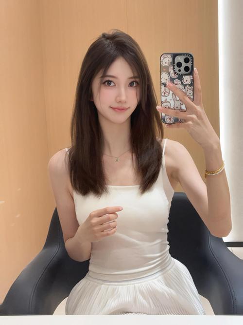 长瓜子脸适合什么发型女_瓜子脸发型选侧分加层次显气质