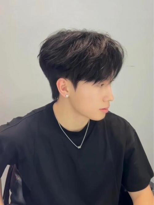 幼态脸男生适合什么发型_卷发显魅,长发柔美,短发凸显 幼态脸男生适合什么发型_卷发显魅,长发柔美,短发凸显