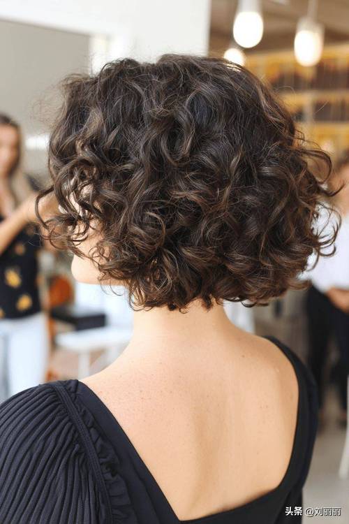 不适合卷发的长相_梳子很重要，卷发需适合脸型发质气质，烫发后要细心保养