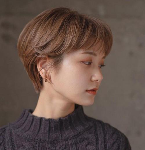 五官扁平圆脸女适合什么发型_圆脸女孩避蓬松卷发,侧分中长发显脸小 五官扁平圆脸女适合什么发型_圆脸女孩避蓬松卷发,侧分中长发显脸小