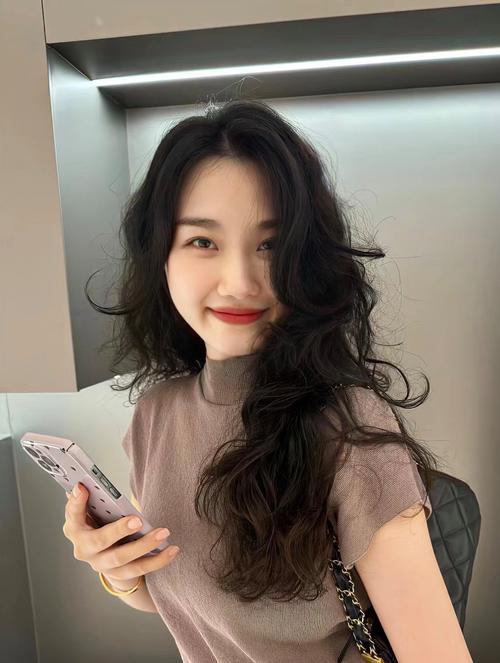 方形脸女生适合什么发型_侧分碎发柔下巴，刘海遮脸，男士顶蓬松