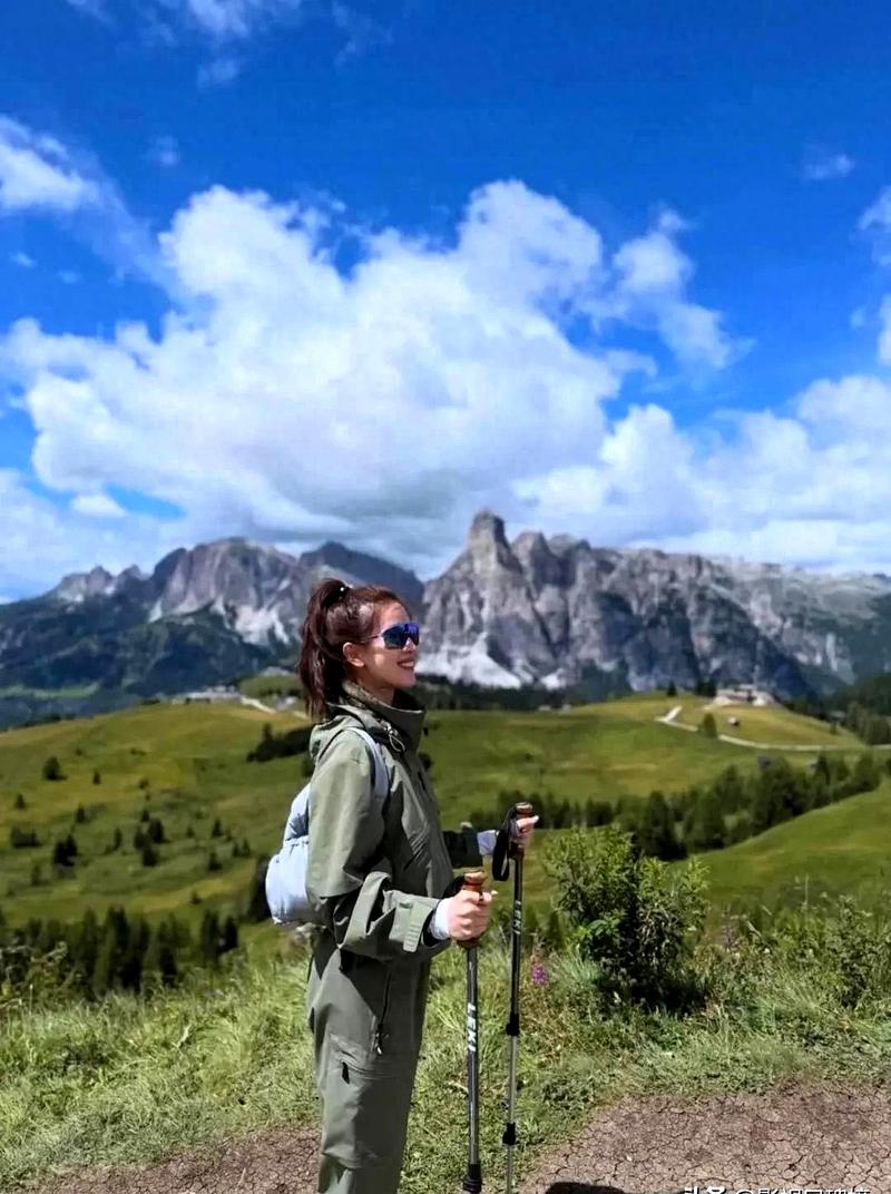 爬山扎什么头发适合好看_爬山发型很重要，高马尾编发低马尾，安全又利落！