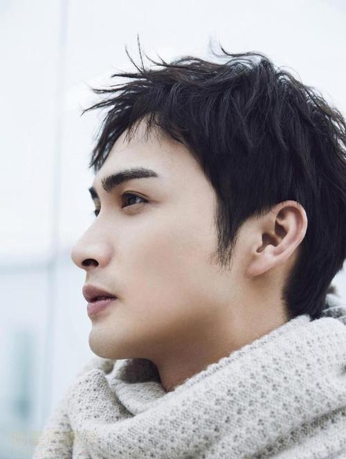 嘴巴凸适合什么发型男_侧分长发刘海修饰 嘴巴凸适合什么发型男_侧分长发刘海修饰