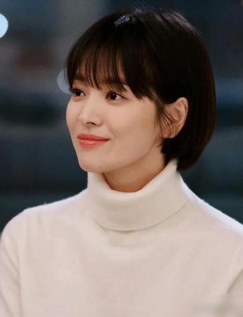 酒窝卷适合什么发型_显脸小蓬松，打理方便显气质