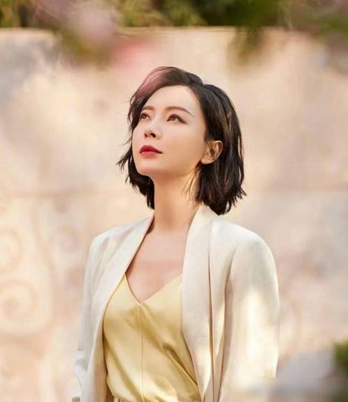 中年矮个子女人适合发型_中年娇小女生显高发型推荐