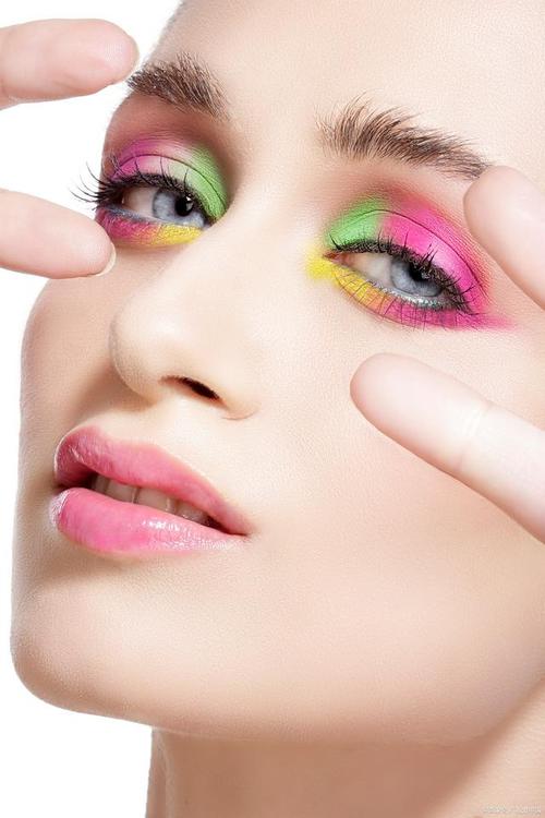 眼部化妆_眼线放大双眼，晕染立体感，新手眼妆教程