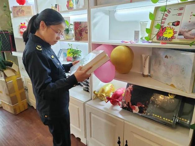 美容院给顾客用过期化妆品新_化妆品过期有害健康,注意查看生产日期! 美容院给顾客用过期化妆品新_化妆品过期有害健康,注意查看生产日期!