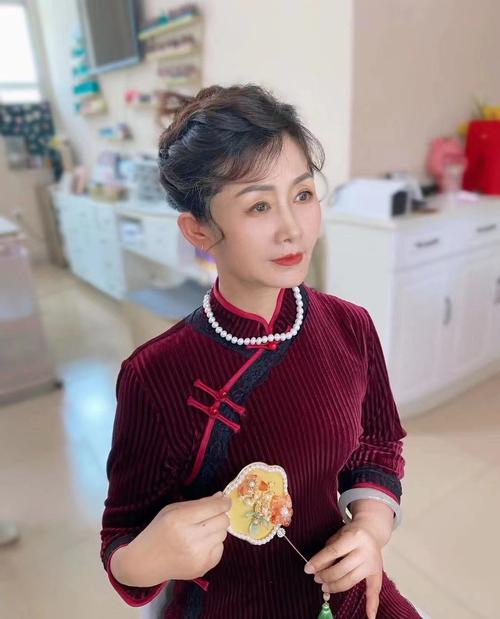 50岁女人简单化妆_底妆眉唇三步,气质立现! 50岁女人简单化妆_底妆眉唇三步,气质立现!