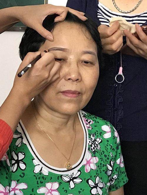 60岁化妆全过程_自然提亮眉眼唇，细节优雅显年轻