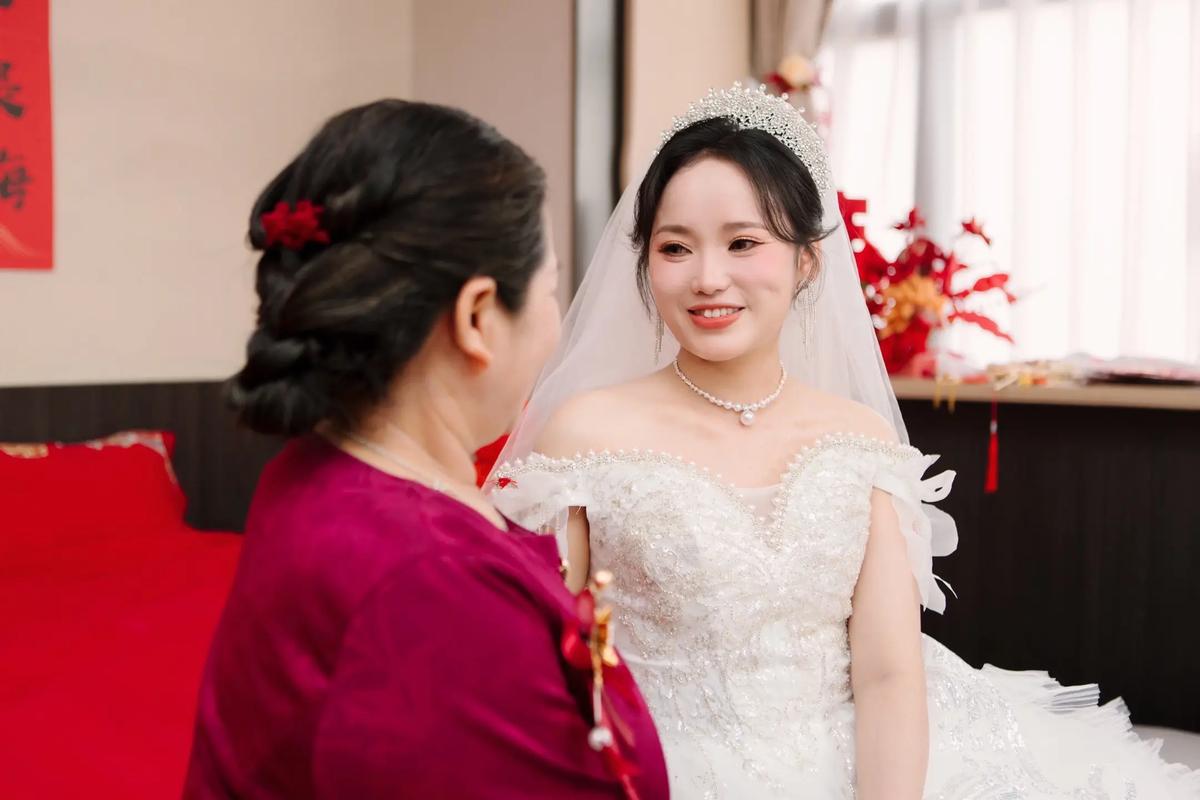 一边看着家人照片一边化妆_翻看旧照,镜中亲情浓 一边看着家人照片一边化妆_翻看旧照,镜中亲情浓