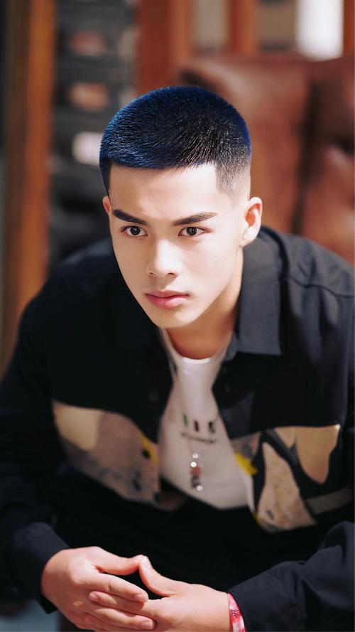 很帅的发型_流行短发造型多样,凸显个性时尚感 很帅的发型_流行短发造型多样,凸显个性时尚感