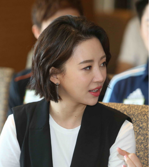 潘晓婷短发造型清爽亮相_潘晓婷短发造型引关注，九球天后魅力不减