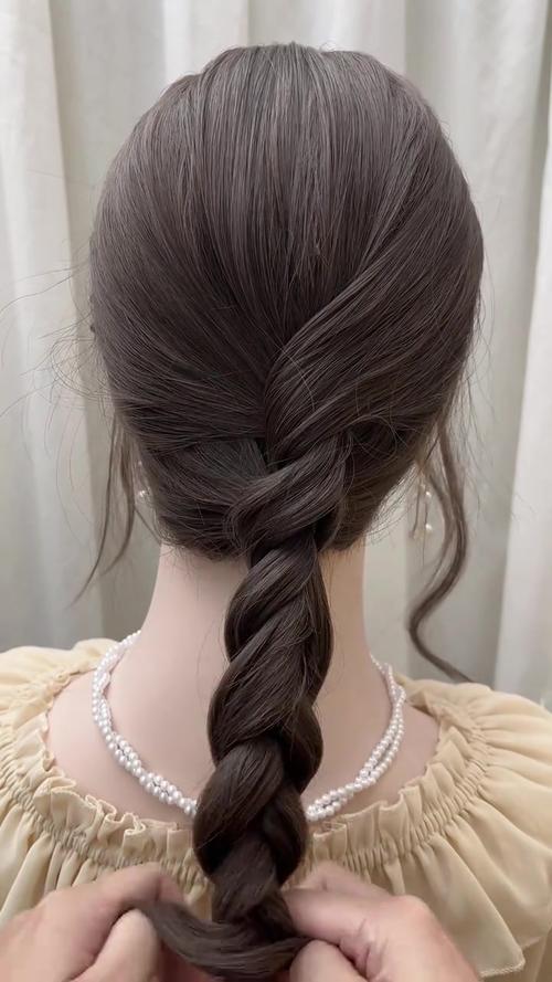 穿长裙适合扎什么发型_长裙配什么发型好看？