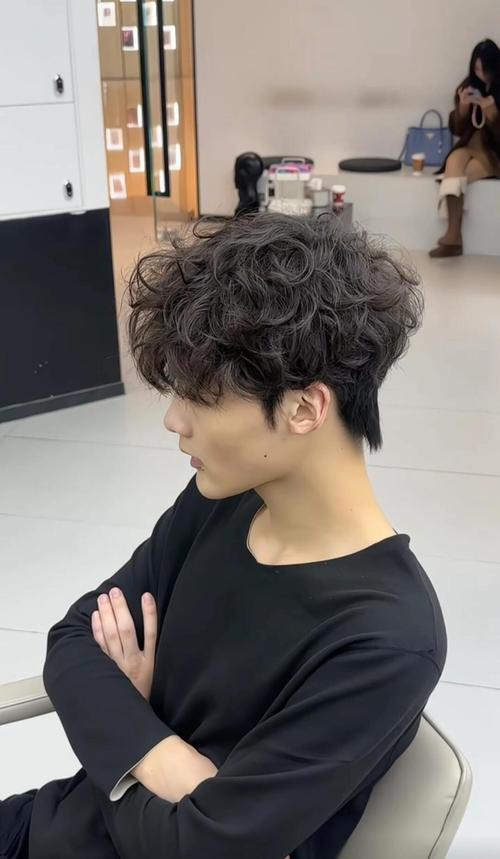 莱斯利卷蓬松刘海照片_蓬松慵懒，百搭时尚