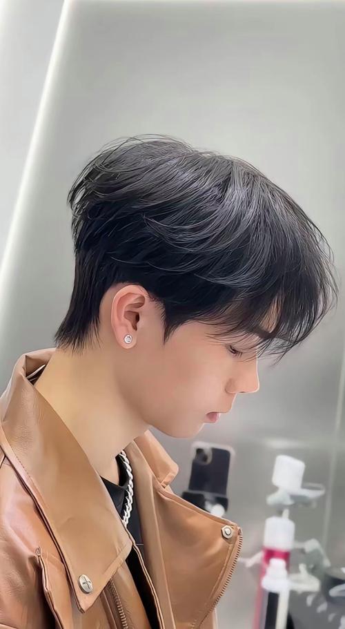 做个帅帅的发型_发型个性尽显,短清爽,韩潮欧美风可选,银灰金色染发流行 做个帅帅的发型_发型个性尽显,短清爽,韩潮欧美风可选,银灰金色染发流行