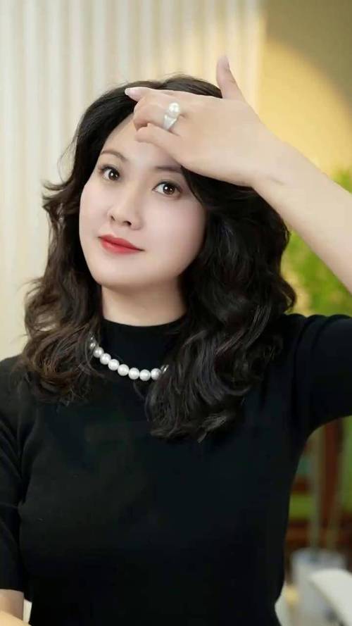 38岁女发型_低马尾显温柔，大波浪添韵味，短发展现干练