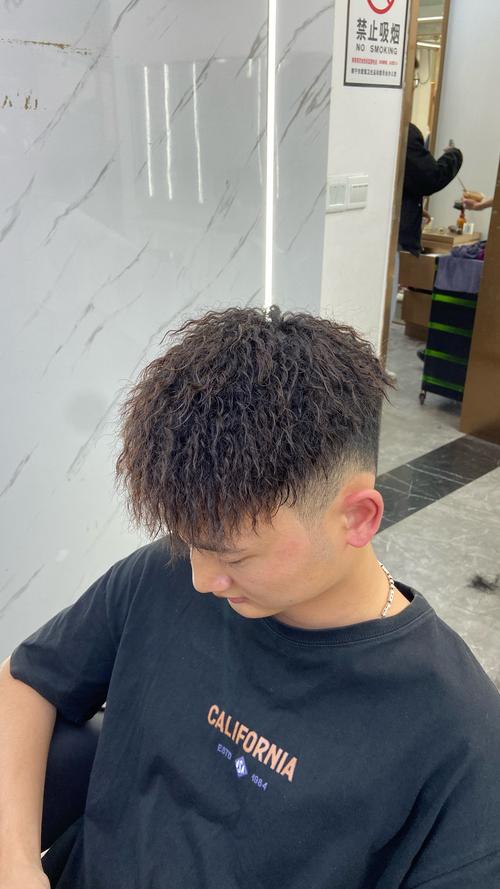 男烫发发型+无刘海+锡纸烫_自然卷发，低调时尚