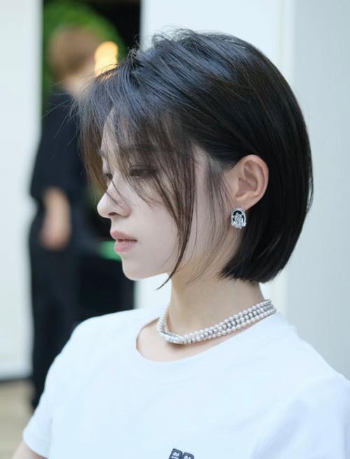 梯形脸的发型_梯形脸巧用发型显柔美