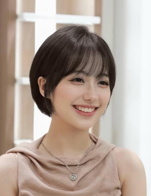 短脸额头窄下颌宽适合什么发型_蓬松刘海侧分卷发 拉长短脸显脸小 短脸额头窄下颌宽适合什么发型_蓬松刘海侧分卷发 拉长短脸显脸小