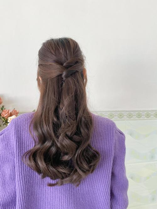 才烫的头发可以扎起来吗_烫发后别急着扎，等三天再试简单马尾