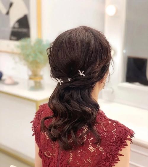 十个伴娘的简单发型_简单优雅,烘托新娘美 十个伴娘的简单发型_简单优雅,烘托新娘美