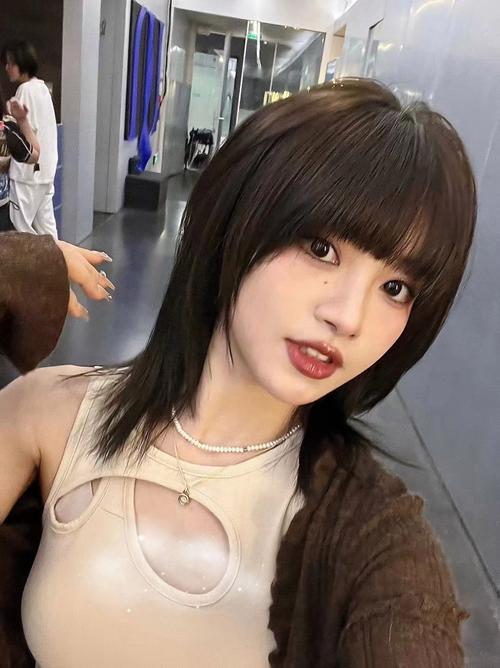 本人脸小额头窄适合什么发型_增加宽度蓬松感,自信最美 本人脸小额头窄适合什么发型_增加宽度蓬松感,自信最美