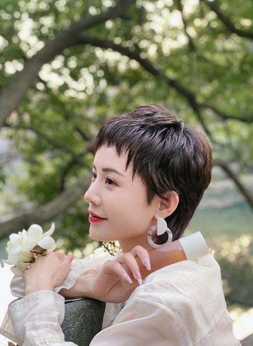 精品高颜值气质短发美发女_中性风利落美,盐甜气质随心搭! 精品高颜值气质短发美发女_中性风利落美,盐甜气质随心搭!