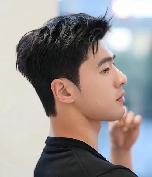 突门角的男人适合什么样的发型_短发修饰脸型，不同脸型男士发型推荐