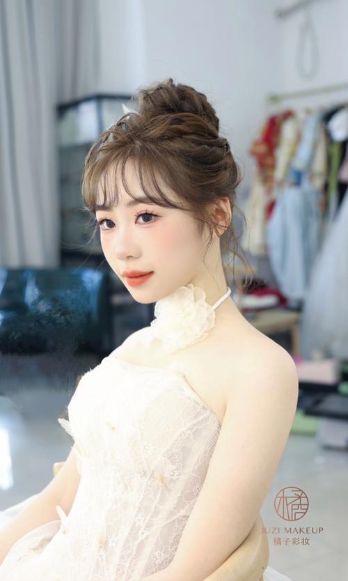 花苞头的扎法教程盘发_随性美到通勤晚宴! 花苞头的扎法教程盘发_随性美到通勤晚宴!