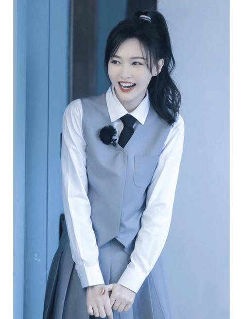 把她的头发扎长马尾辫_时尚个性,展现你的专属魅力 把她的头发扎长马尾辫_时尚个性,展现你的专属魅力