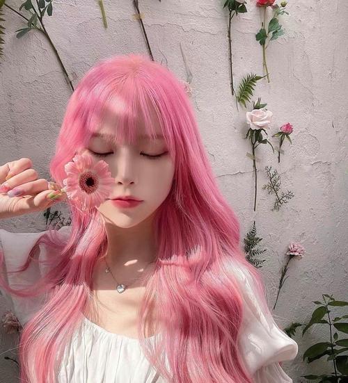 灰粉色头发显白还是显黑_甜美与冷峻的时尚融合