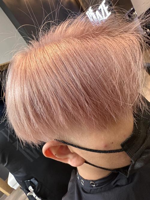 灰粉色头发男_灰粉色发色中性甜美，个性男生必备，韩式发型更佳！