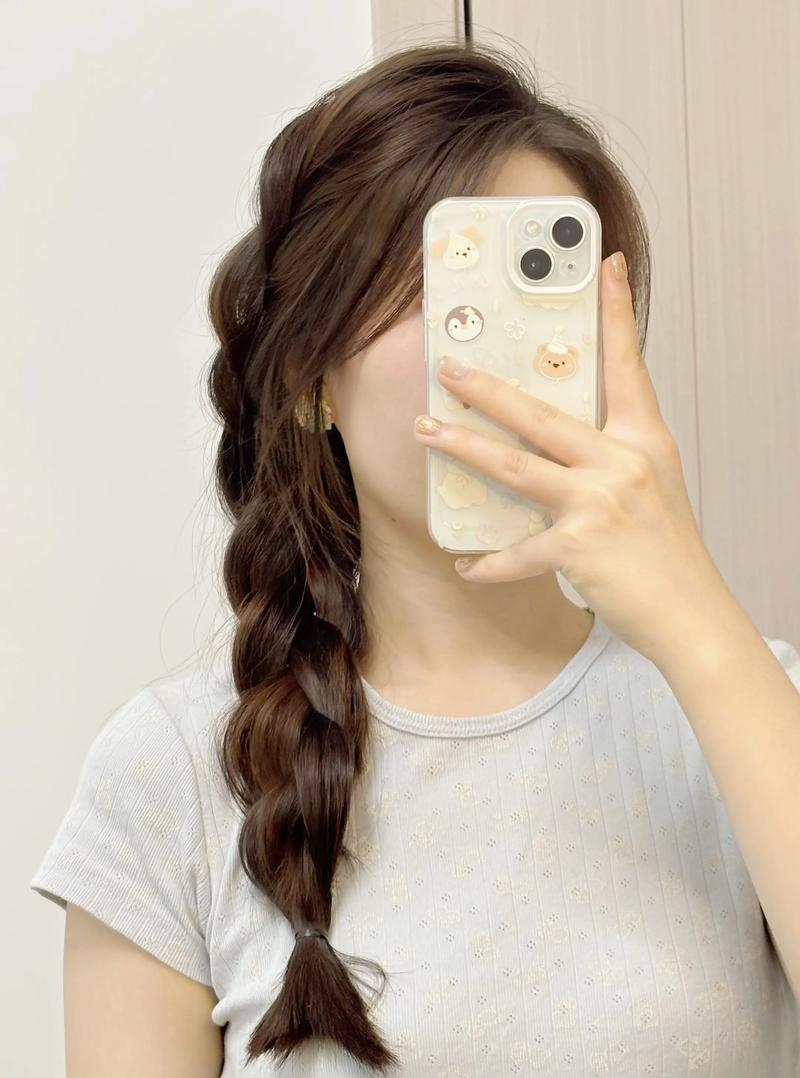 侧辫子发型的各种编法_随性侧辫子,细节巧思,慵懒精致 侧辫子发型的各种编法_随性侧辫子,细节巧思,慵懒精致