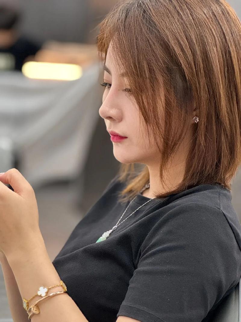 女显年轻发型_蓬松发根自然尾年轻发型技巧 女显年轻发型_蓬松发根自然尾年轻发型技巧