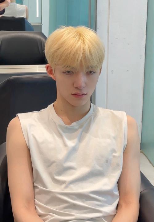 青少年头上长金色头发_遗传激素营养影响 发色变金需留意 青少年头上长金色头发_遗传激素营养影响 发色变金需留意