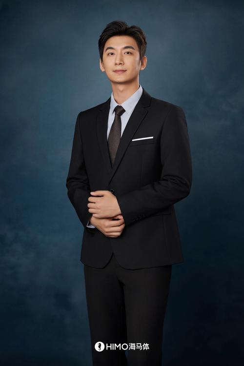 穿正装照片发型不能改_发型简约气质，穿搭大气舒适