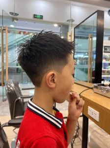 四年级男孩的发型_流行渐变推边毛刺造型，选对显个性