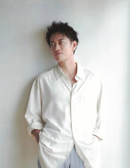 佐藤健发型_银幕内外彰显成熟魅力