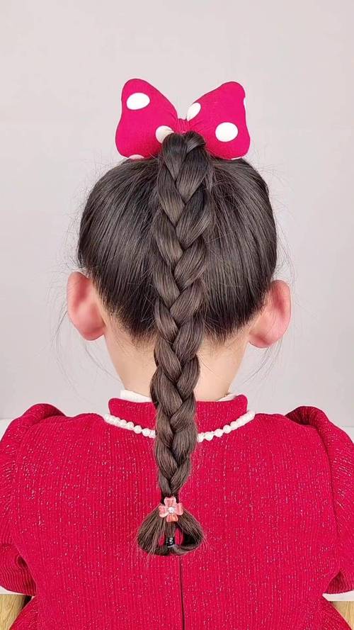 三马尾是什么发型_时尚三马尾，多变造型显个性