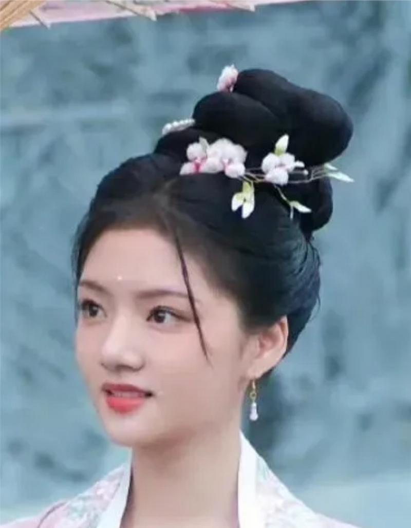 脸旁的两绺头发叫什么_个性表达与代际审美差异 脸旁的两绺头发叫什么_个性表达与代际审美差异