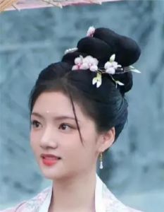 脸旁的两绺头发叫什么_个性表达与代际审美差异