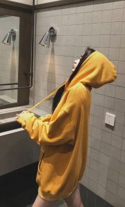 有帽子的卫衣绑什么头发_连帽卫衣发型搭配指南