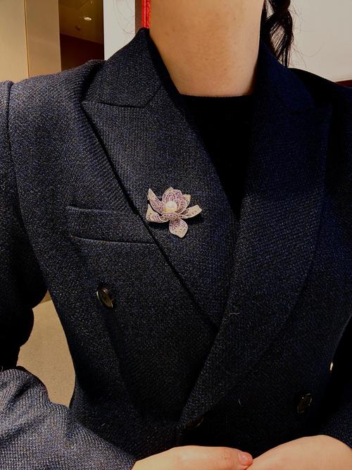 胸针放个夹子别在头发上_新颖时尚搭配,个性亮点 胸针放个夹子别在头发上_新颖时尚搭配,个性亮点