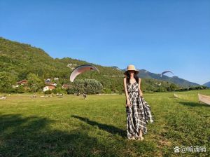 黑白吊带格子裙发型_黑底白边吊带裙，小个子显腿长，穿搭舒适又好看！