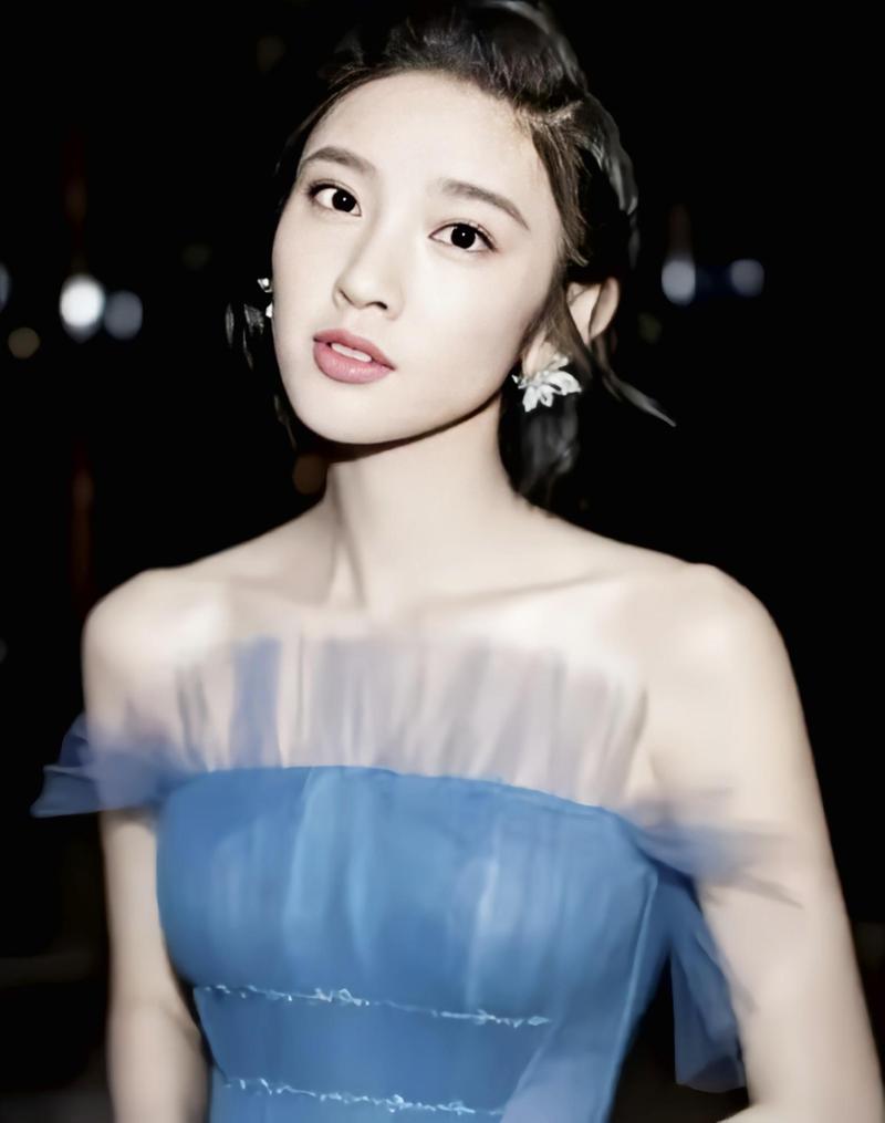 唐艺昕发型_发型多变，优雅性感尽显！